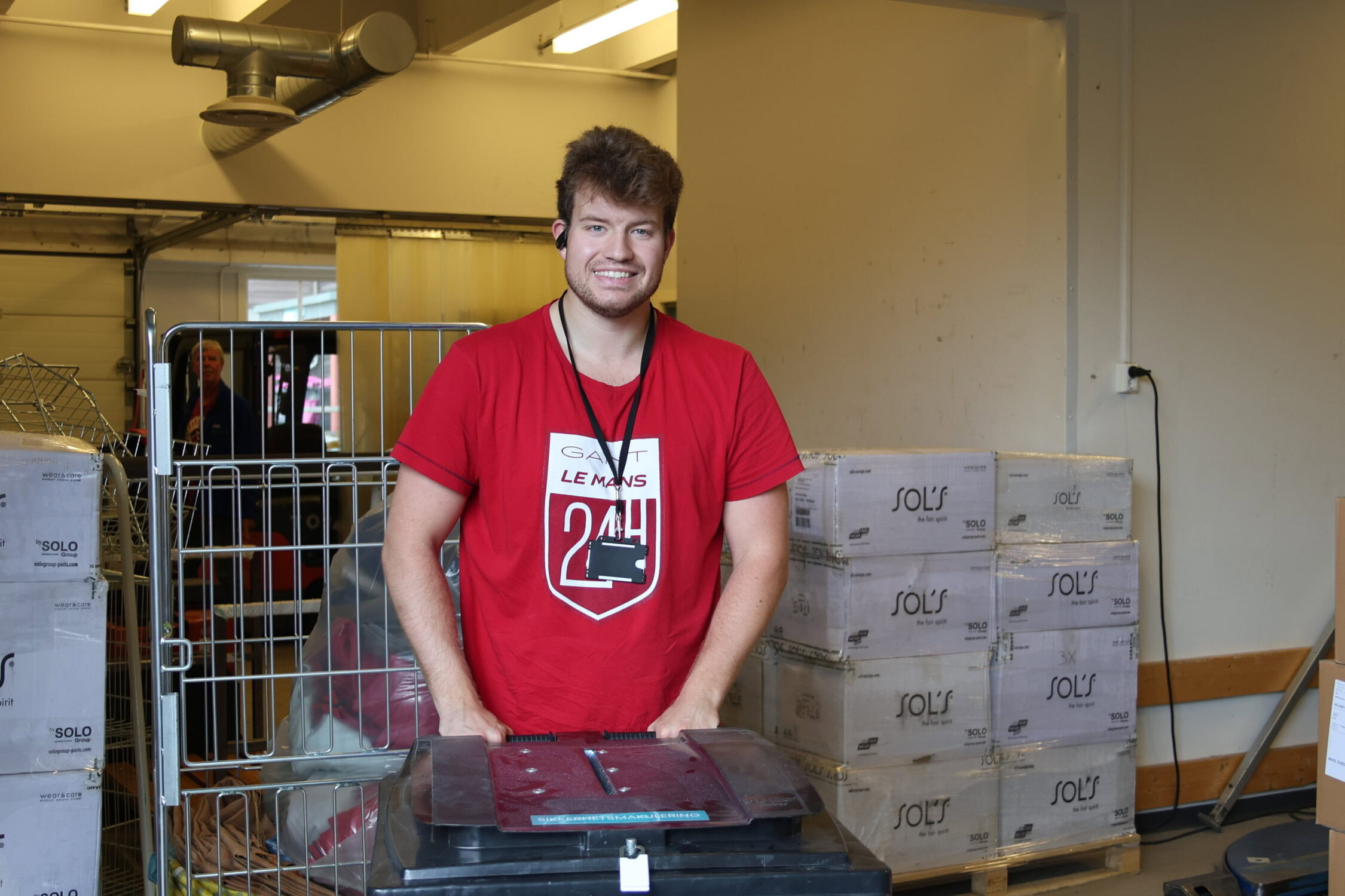Arbeidstaker som triller på en dunk med papirer til sikkerhetsmakulering