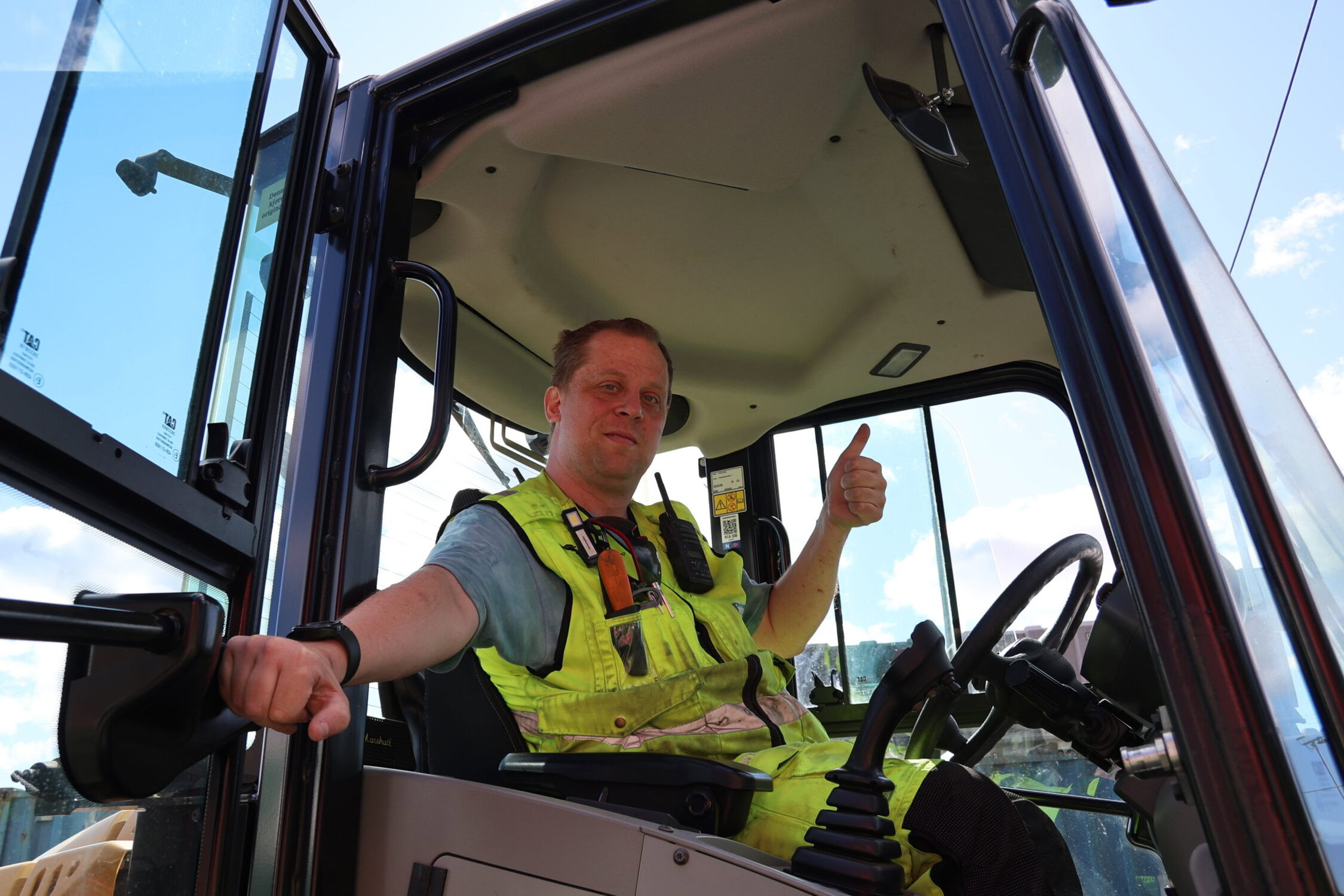 Arbeidstaker som sitter i en truck