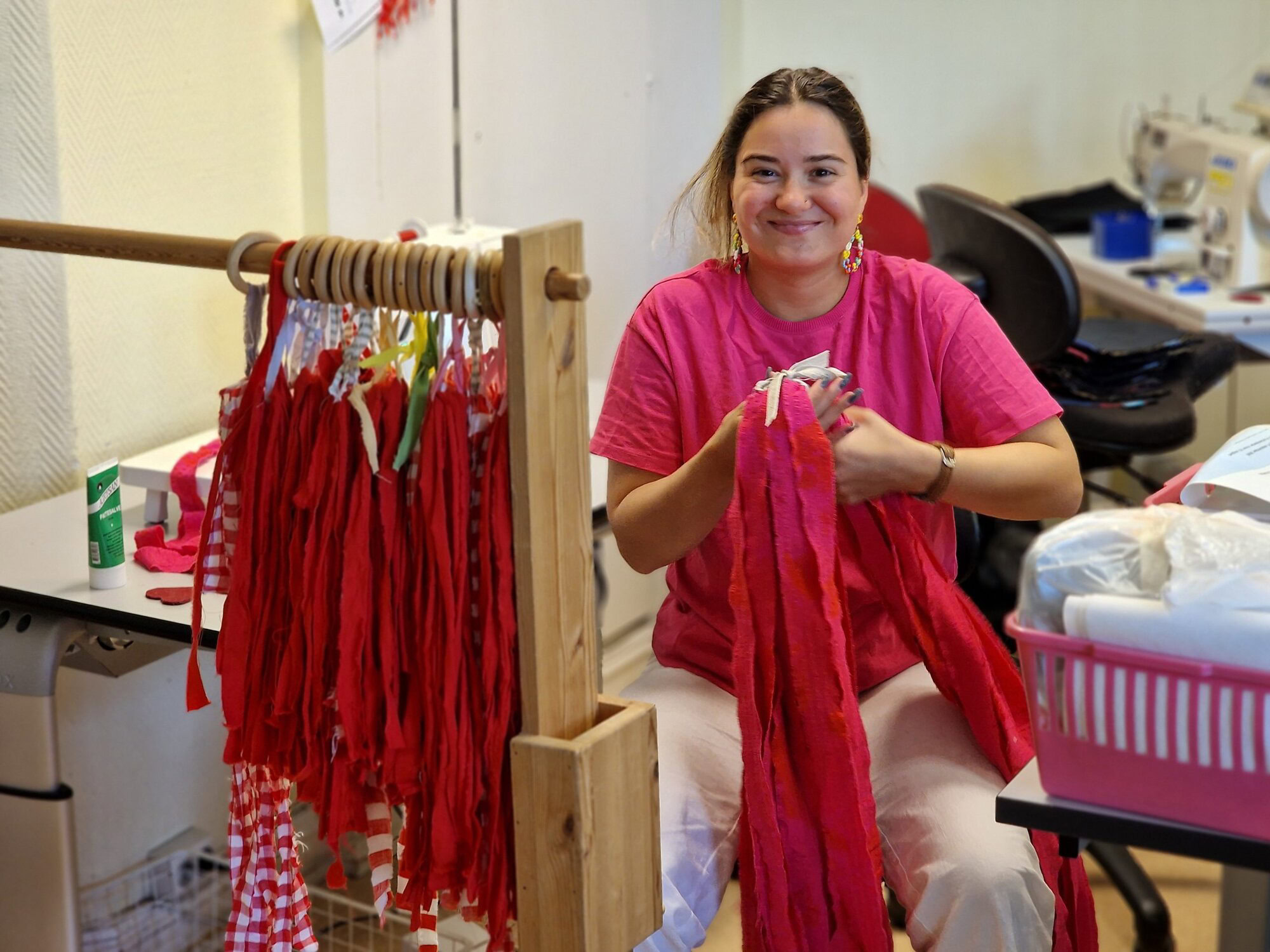 Martine syr filler Kvinne syr sammen filler til fillerye