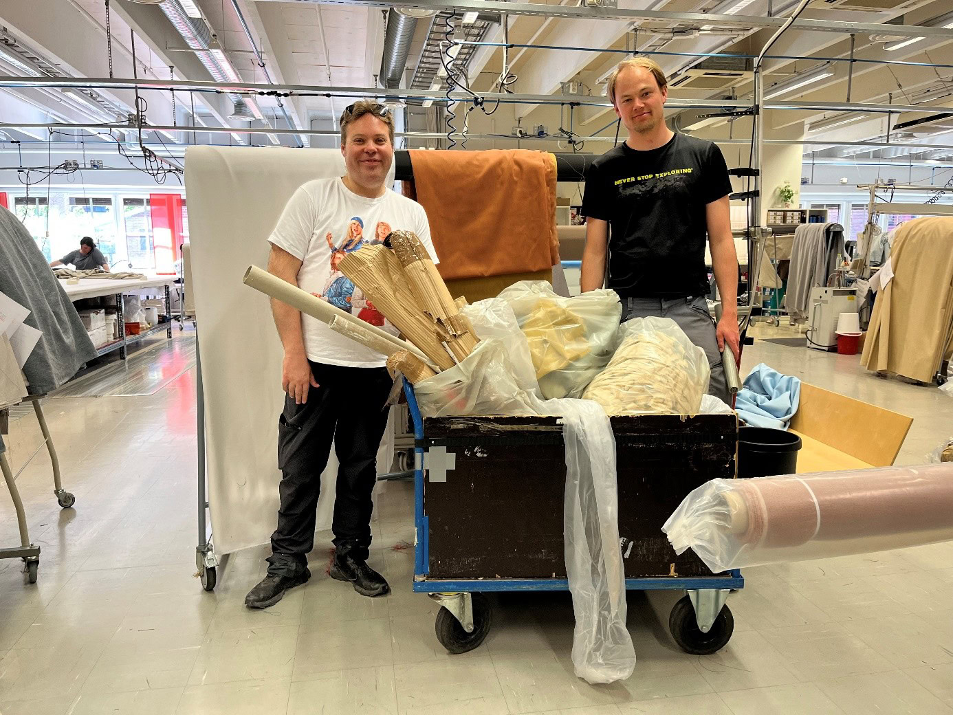 Arbeidstakere som sorterer avfall og smiler